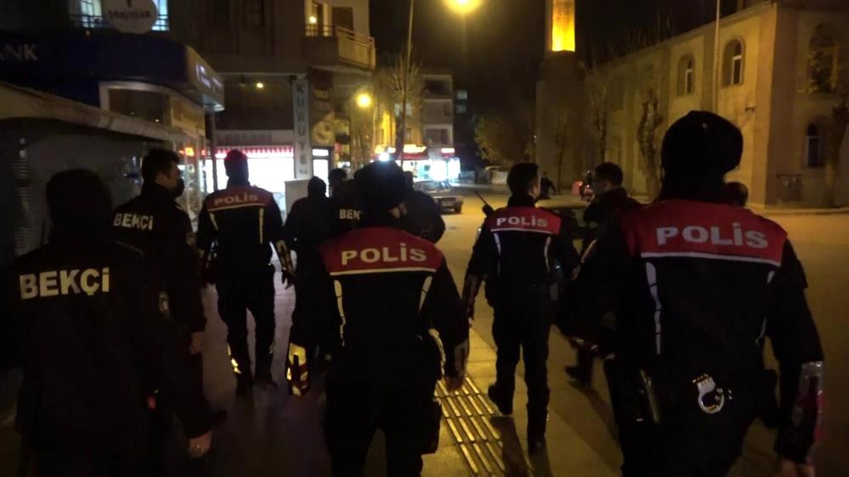Çorum 3. sayfa haberi... Çorum\'da eş zamanlı düzenlenen operasyonlarda 11 kişi yakalandı