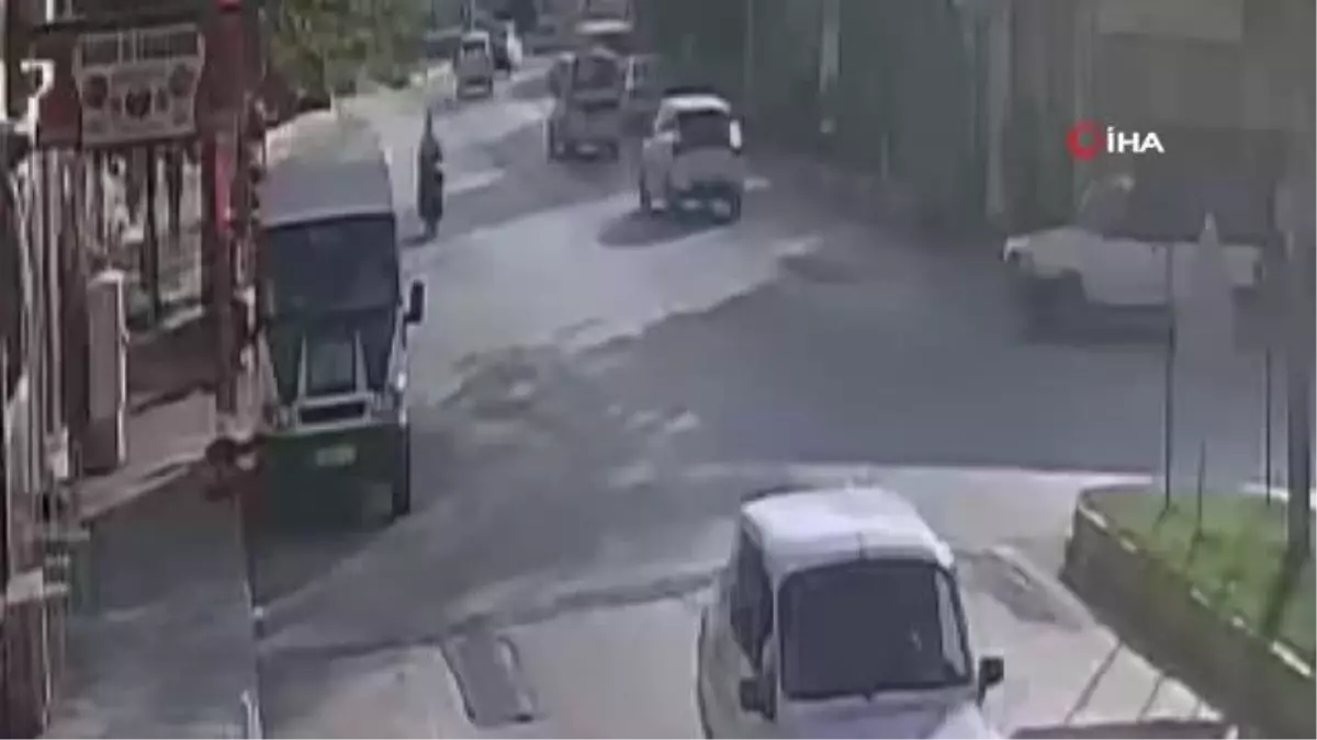 Dönüş yapamayan otomobil motosiklete böyle çarptı