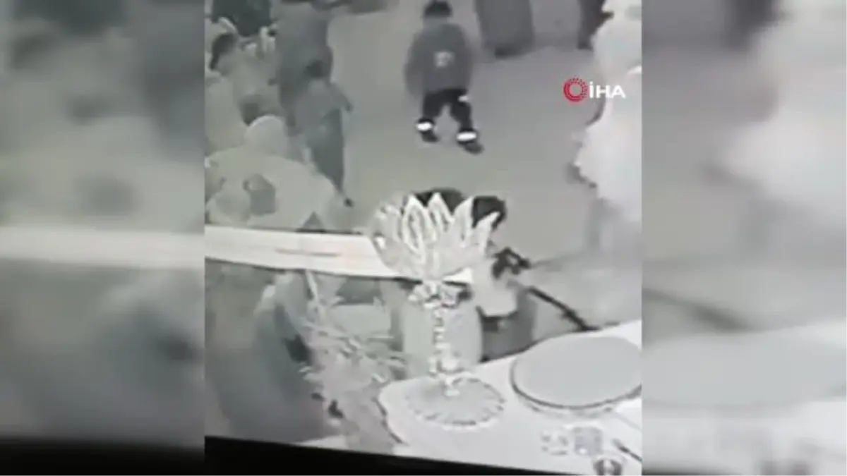 Düğün salonlarında davetlileri gözüne kestiren çocuk hırsızlar, aynı yöntemle yine iş başında