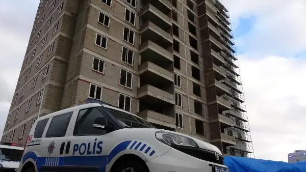 Erzurum'da şüpheli ölüm! 20 yaşındaki genç kız, inşaatın önünde ölü bulundu Erzurum'da şüpheli ölüm! 20 yaşındaki genç kız, inşaatın önünde ölü bulundu