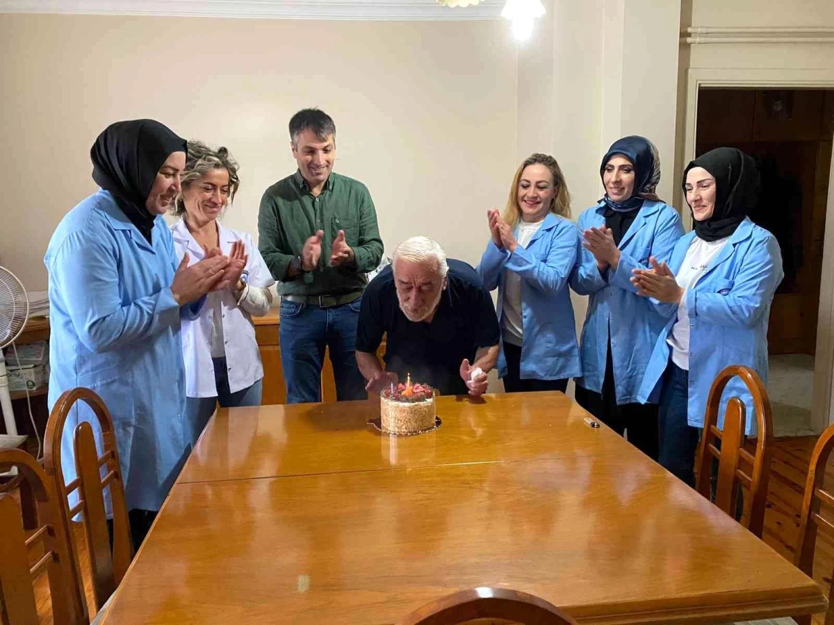 Evde bakım hizmetleri ekibinden 65 yaşındaki Gürsoy\'a sürpriz doğum günü