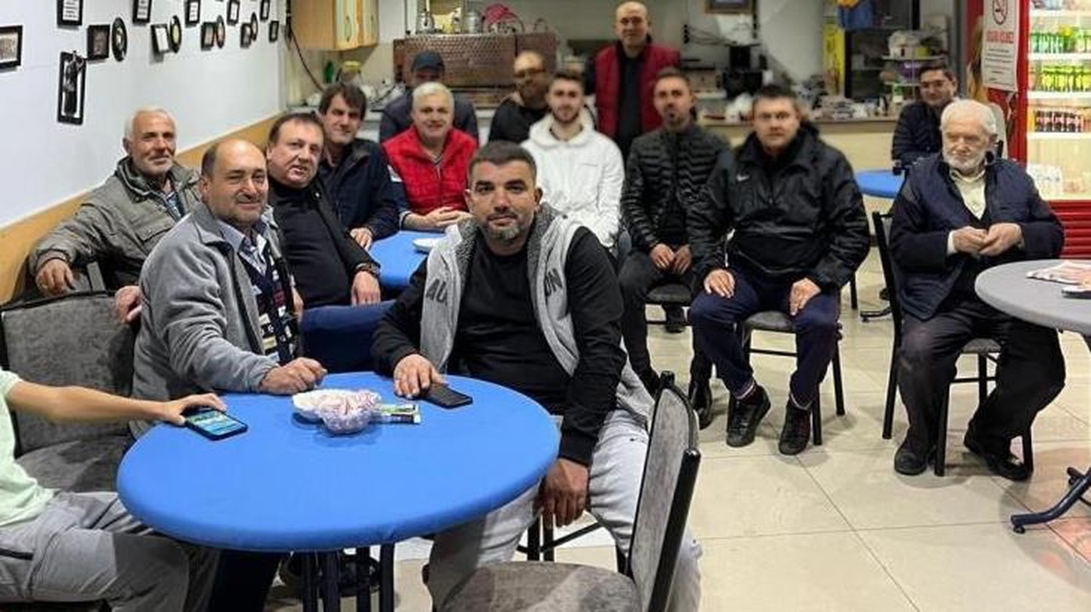 Fenerbahçe\'nin yükselen yıldızı İsmail Yüksek\'i kahvehanede görenler şaşırdı