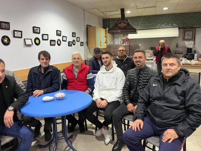 Fenerbahçeli Milli futbolcu İsmail Yüksek'i kahvehanede gören vatandaşlar büyük şaşkınlık yaşadı Fenerbahçeli Milli futbolcu İsmail Yüksek'i kahvehanede gören vatandaşlar büyük şaşkınlık yaşadı