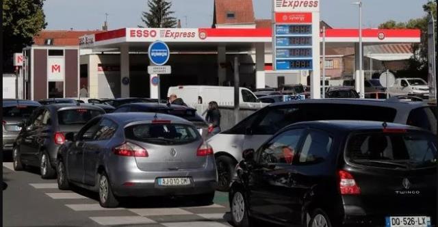 Fransa'daki bir benzin istasyonunda akaryakıt almak isteyenler uzun kuyruklar oluşturdu