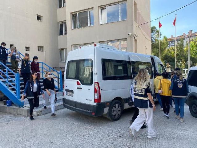 Fuhuş operasyonunda çok sayıda tutuklama! Aralarında boş ev ayarlayan da var aracı olan da Fuhuş operasyonunda çok sayıda tutuklama! Aralarında boş ev ayarlayan da var aracı olan da