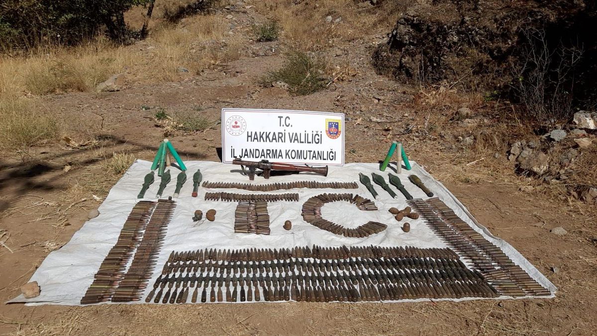 Son dakika haber... Hakkari\'de terör operasyonunda el bombaları ve mühimmat ele geçirildi