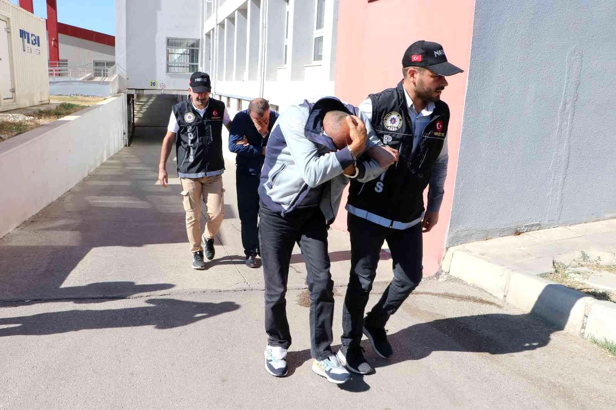 İBB\'nin cenaze aracında 144 kilo 550 gram esrar bulunmuştu! Olayla ilgili 3 zanlı tutuklandı