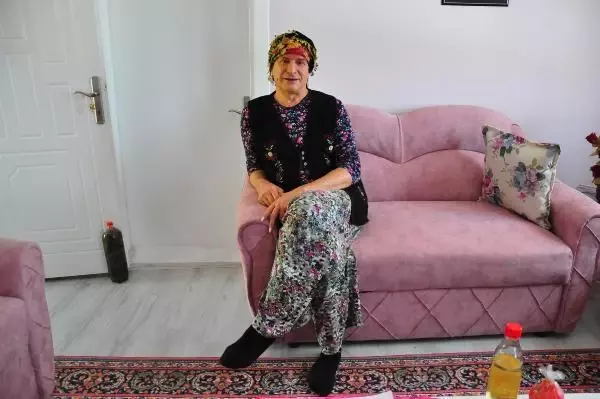 Trans İhsan Hala'ya afişli borç tepkisi! 72 yaşındaki Halil İbrahim Ersem borcumu ödemiyor diye afiş bastı Trans İhsan Hala'ya afişli borç tepkisi! 72 yaşındaki Halil İbrahim Ersem borcumu ödemiyor diye afiş bastı