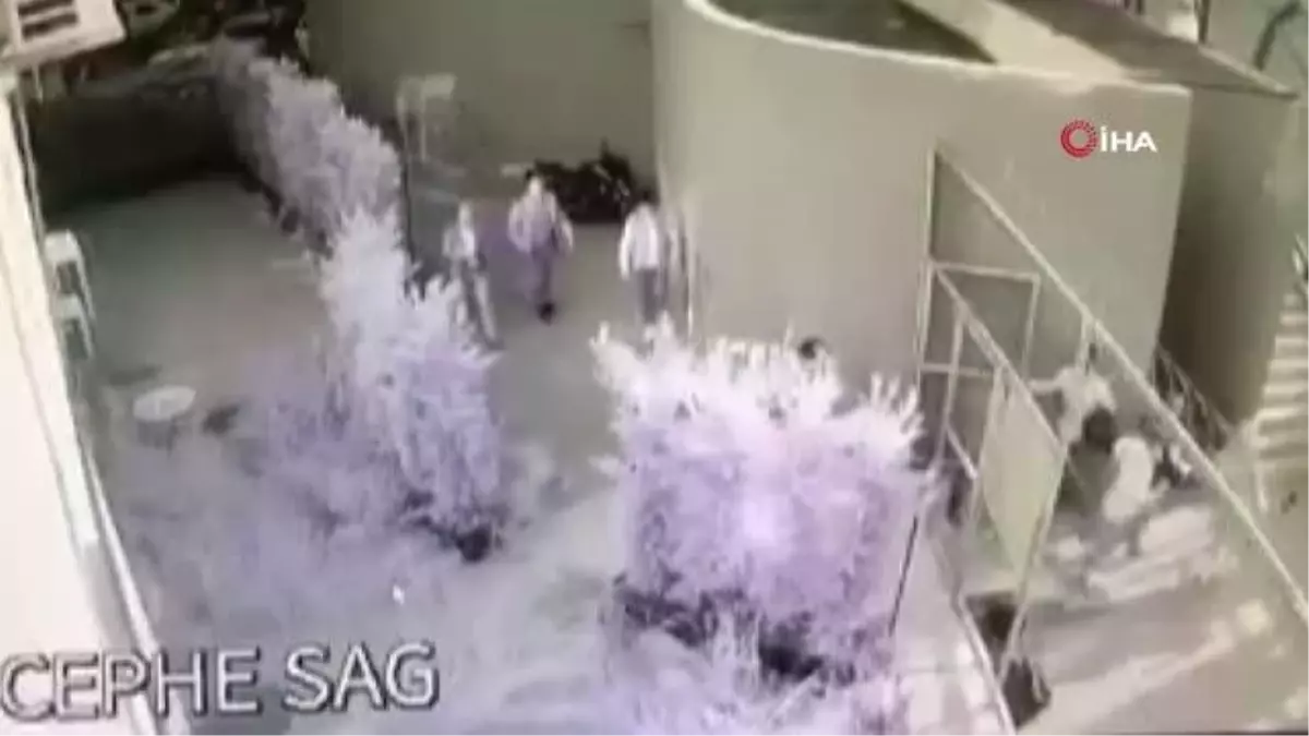 Son dakika haber | İstanbul\'da taraftar otobüsüne silahlı saldırı öncesi tribünde yaşanan kavga kamerada