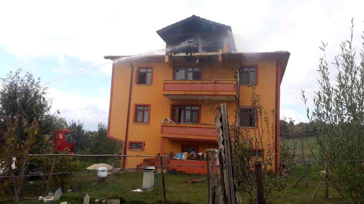 Kastamonu haber: Kastamonu\'da 3 katlı binada korkutan yangın
