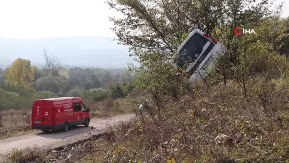 Kontrolden çıkan araç karşı şeride geçip ağaçlara çarparak durabildi