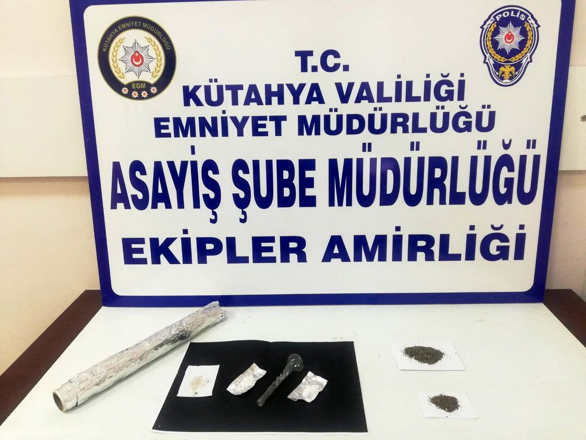 Kütahya haber... Kütahya\'da inşaat halindeki binada 3 şüpheli uyuşturucuyla yakalandı