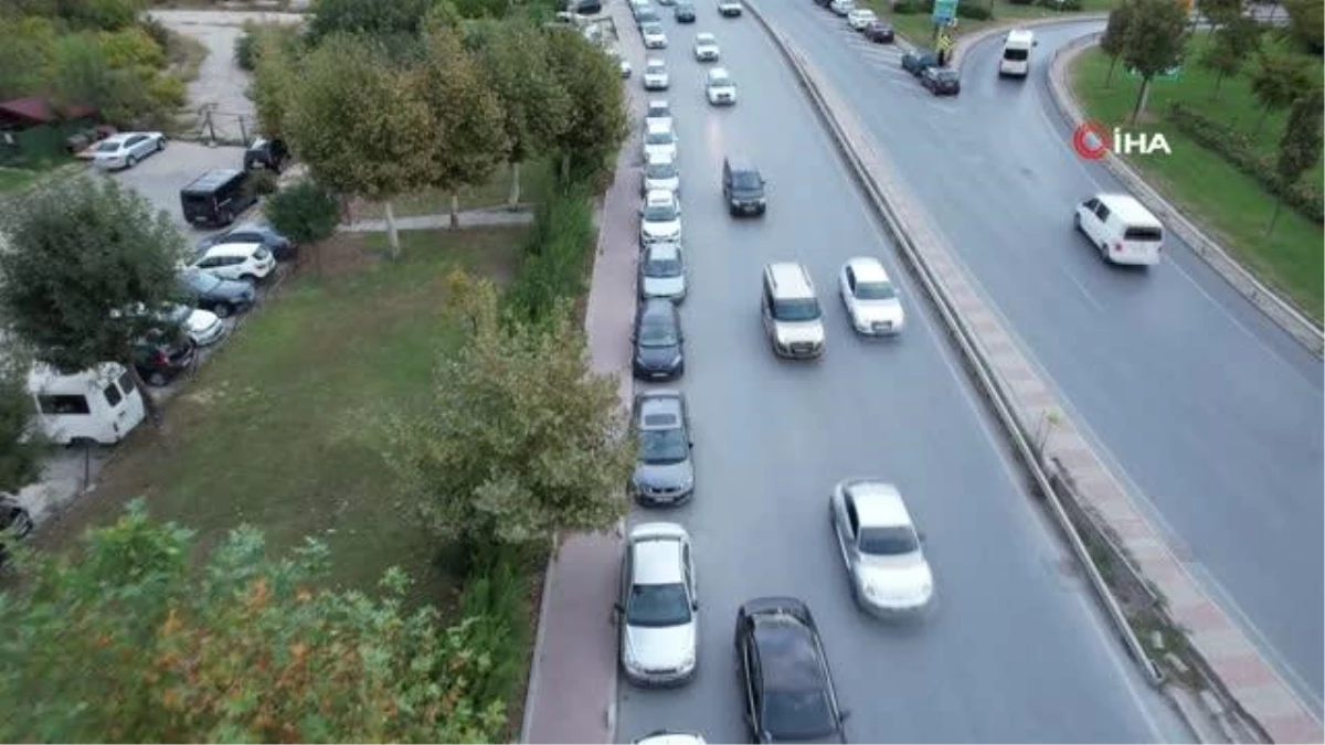 Kuyumcukent\'te otoparka yapılan yüzde 200\'lük zam sonrası esnaf, kararı protesto ederek araçlarını yola çekiyor