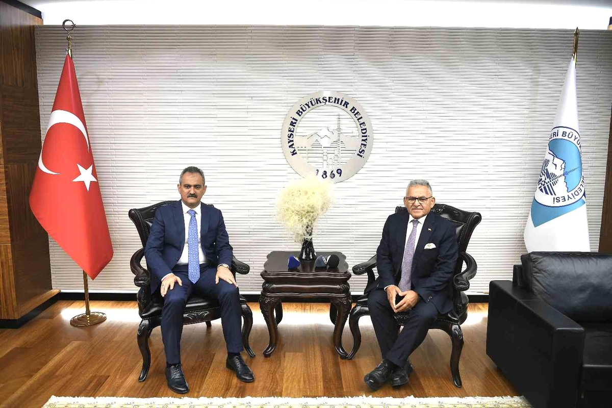 Milli Eğitim Bakanı Özer, Başkan Büyükkılıç\'ı ziyaret etti