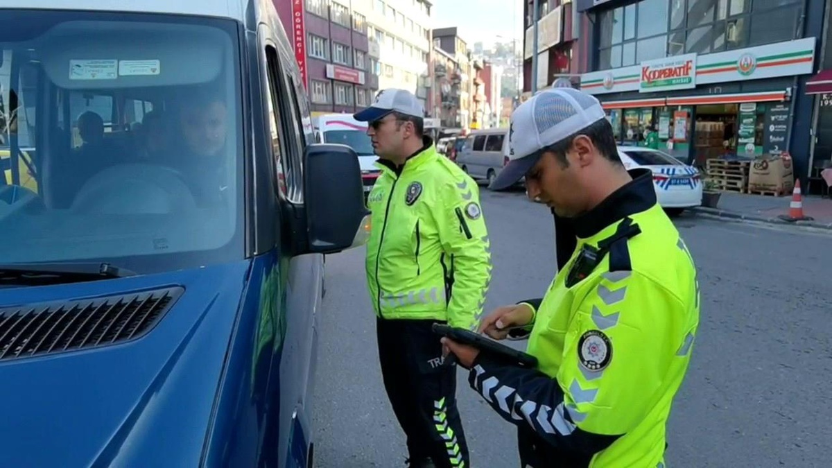 Minibüs ve halk otobüslerine fazla yolcu denetimi