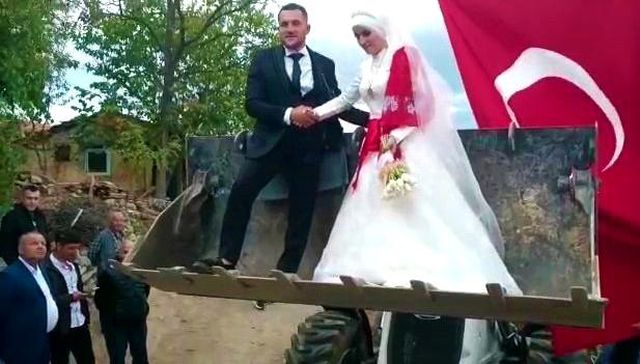 Kepçe gelin arabası oldu! Operatör damat, gelinini kız evinden kepçeyle aldı Kepçe gelin arabası oldu! Operatör damat, gelinini kız evinden kepçeyle aldı
