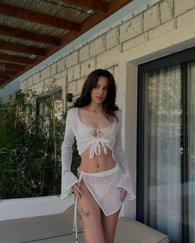 Oyuncu Ozan Dolunay'ın Sevgilisinden Havuz Başında Olay Pozlar Oyuncu Ozan Dolunay'ın Sevgilisinden Havuz Başında Olay Pozlar