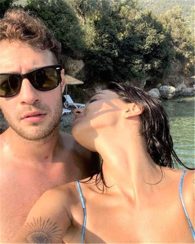 Oyuncu Ozan Dolunay'ın Sevgilisinden Havuz Başında Olay Pozlar Oyuncu Ozan Dolunay'ın Sevgilisinden Havuz Başında Olay Pozlar