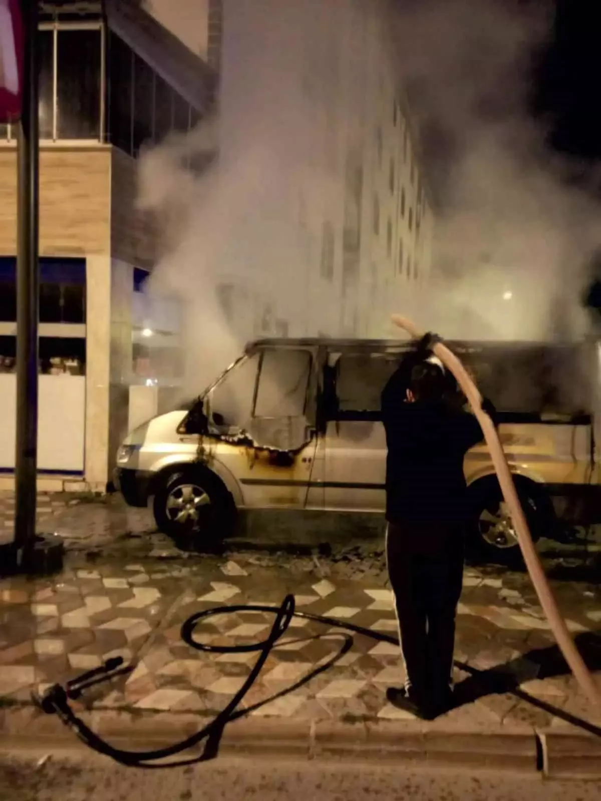 Park halindeki minibüs alev alev yandı