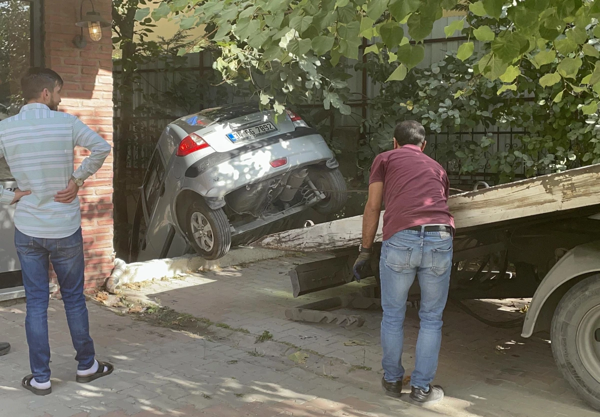 Sultangazi\'de kontrolden çıkan otomobil bir binanın bahçesine düştü