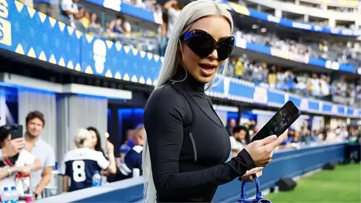 Dallas Cowboys ve Los Angeles Rams arasında oynanan bir maçta sahaya giren Kim Kardashian\'a tribünlerden sert tepki!