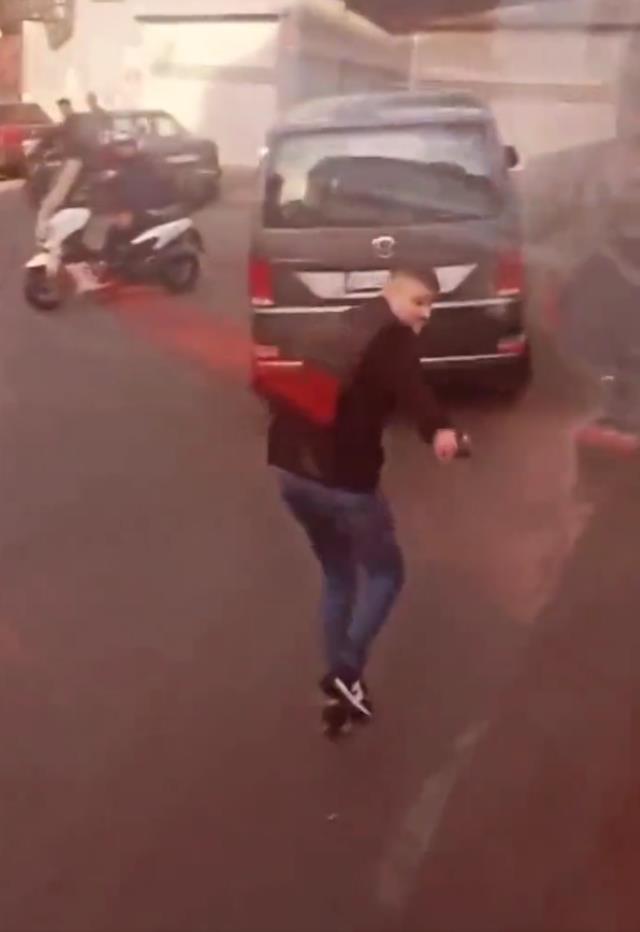 Türk futbolunda büyük skandal! Silahını çıkarıp taraftarları taşıyan otobüse mermi yağdırdı Türk futbolunda büyük skandal! Silahını çıkarıp taraftarları taşıyan otobüse mermi yağdırdı