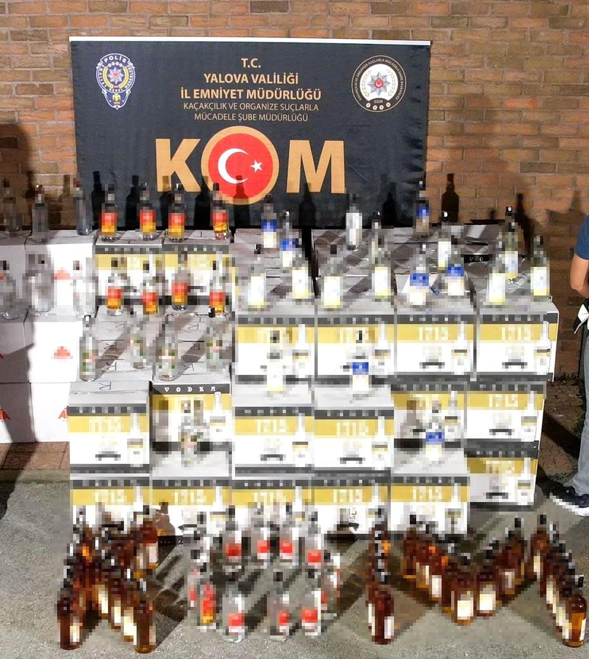 Yalova 3. sayfa haberi... Yalova\'da bin 380 şişe kaçak alkol ele geçirildi