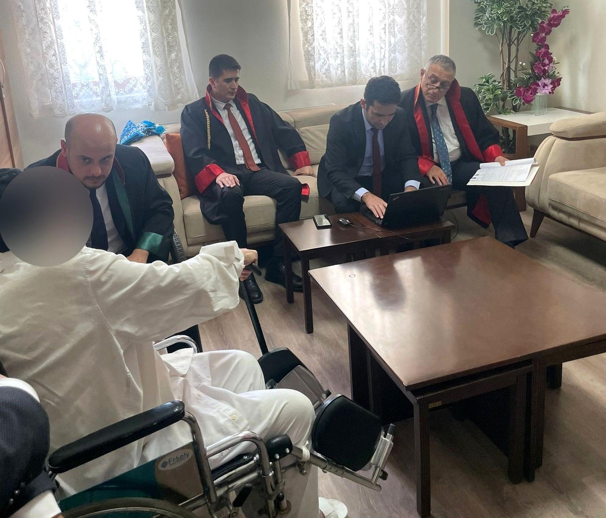 Huzurevinde tartışan 89 ve 94 yaşındaki iki adam mahkemelik oldu! İkili, duruşmaya katılamayınca mahkeme heyeti ifade almak için huzurevine gitti