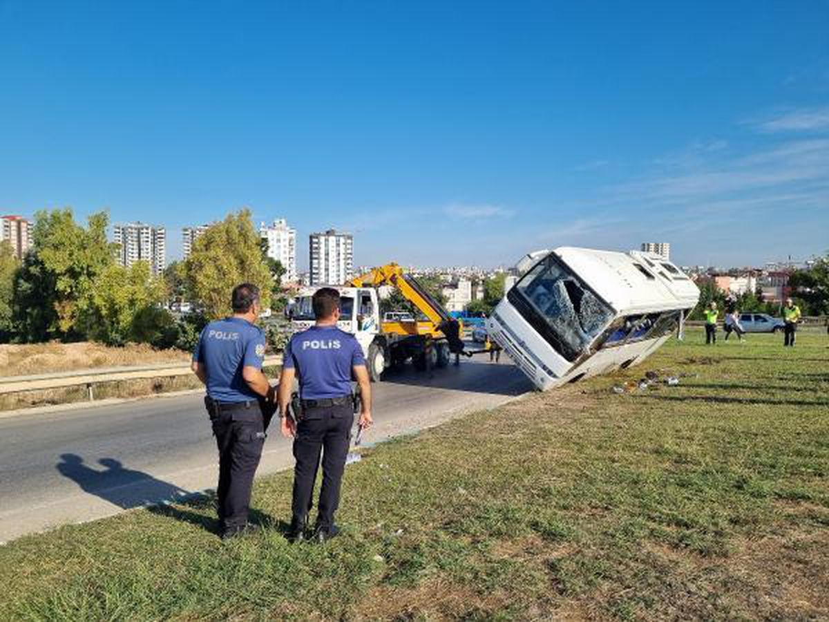 Son dakika haberleri! Adana\'da işçi servisi devrildi: 2\'si ağır 16 yaralı