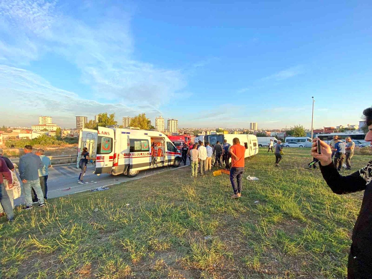 Adana 3. sayfa haberleri... Adana\'da işçileri taşıyan midibüs devrildi: 16 yaralı