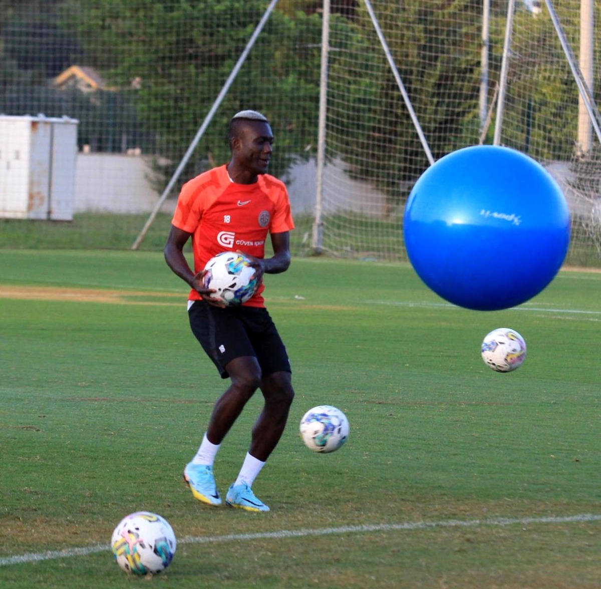 Antalyaspor\'da Ndao, 5 ay sahalardan uzak kalacak