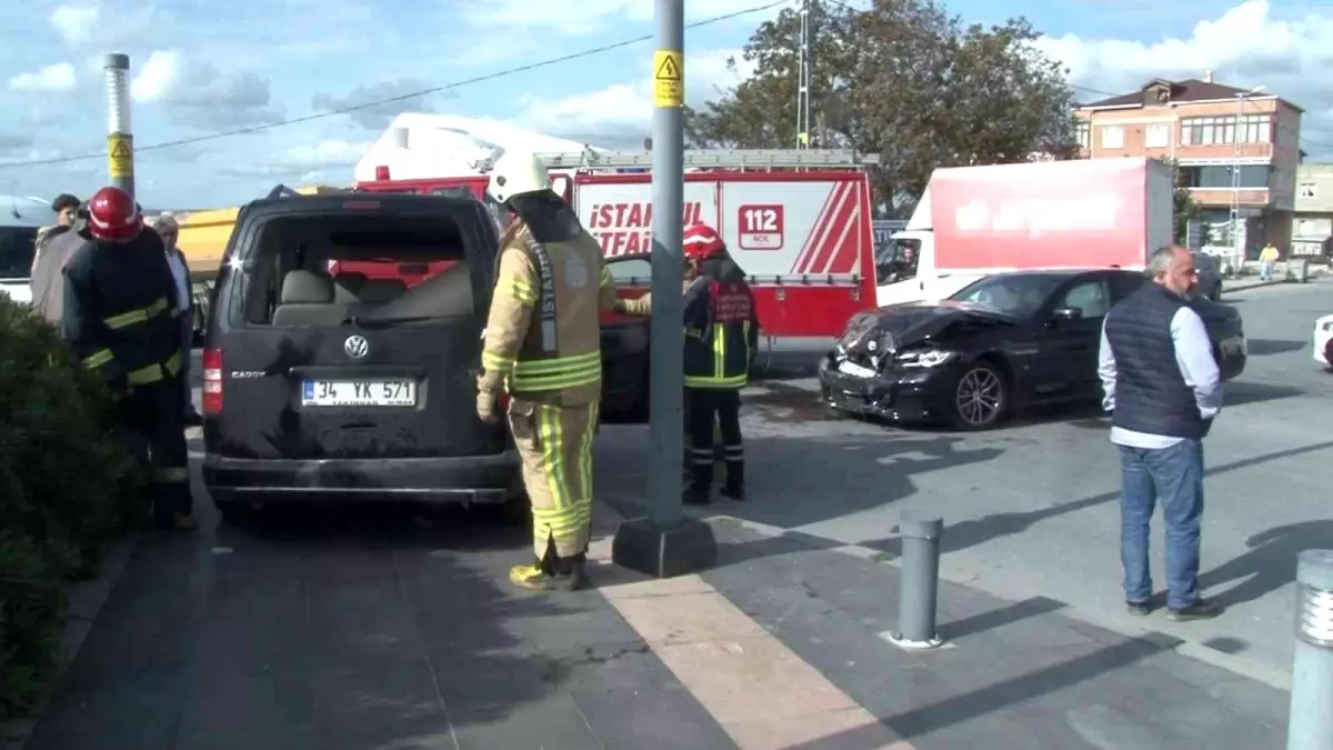 Son dakika haberi! Arnavutköy\'de 2 araç kavşakta bir birbirlerine girdi: 3 yaralı