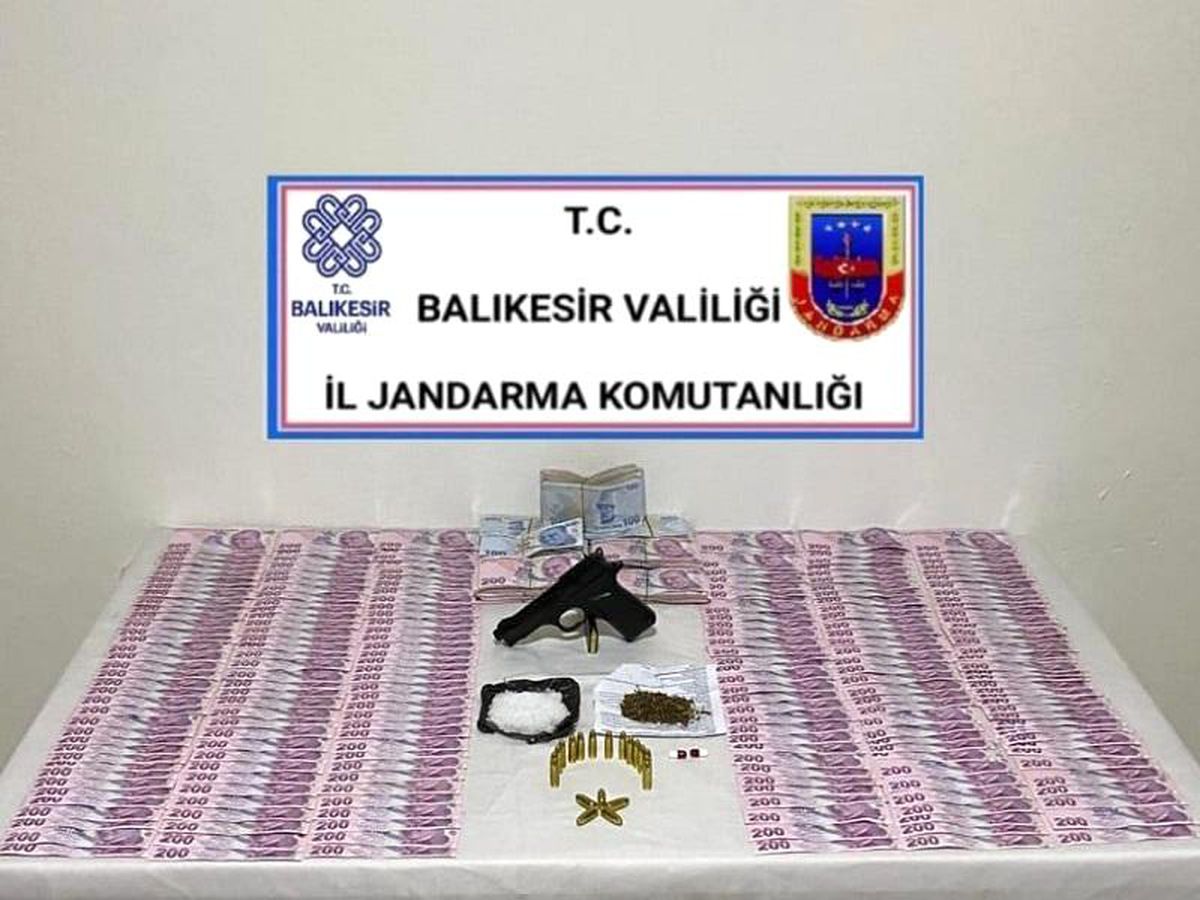 Balıkesir haberi: Balıkesir\'deki uyuşturucu operasyonunda uyuşturucu madde ve 166 bin lira uyuşturucu parası ele geçirildi