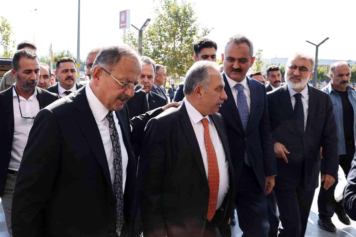 Son dakika haberi: Başkan Yalçın, Bakan Özer\'e eğitim yatırımlarını anlattı