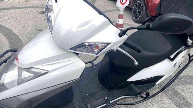Motosikletli gençler yola dökülen yağ nedeniyle denize uçtu Motosikletli gençler yola dökülen yağ nedeniyle denize uçtu