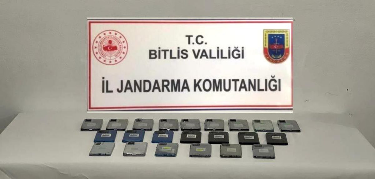 Bitlis gündem haberleri... Bitlis\'te otomobilde 22 kaçak cep telefonu ele geçirildi