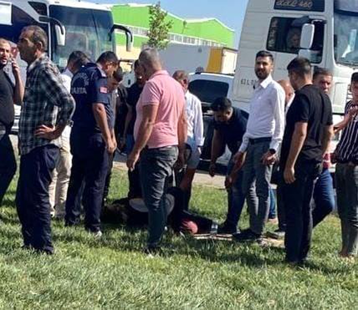 Boşanmak isteyen karısını 6 yerinden bıçakladı