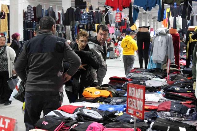 Edirne'den sonra Kırklareli'ne akın eden Bulgarlar kasa dolusu alışveriş yapıyor Edirne'den sonra Kırklareli'ne akın eden Bulgarlar kasa dolusu alışveriş yapıyor