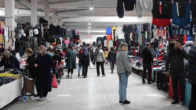 Edirne'den sonra Kırklareli'ne akın eden Bulgarlar kasa dolusu alışveriş yapıyor Edirne'den sonra Kırklareli'ne akın eden Bulgarlar kasa dolusu alışveriş yapıyor