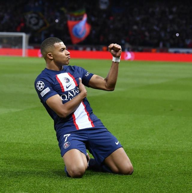 Canlı yayında yakalandı! PSG'nin hocasının Mbappe ile ilgili yazdığı not herkesi çok şaşırttı