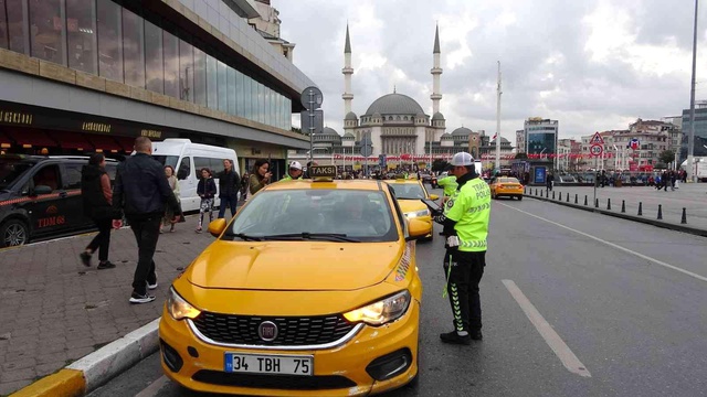 Ceza yiyen taksiciden polise küstah tepki: Bazen size yapılanları hak ediyorsunuz Ceza yiyen taksiciden polise küstah tepki: Bazen size yapılanları hak ediyorsunuz