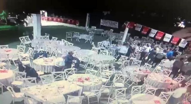 İzmir'deki yumruklu saldırı CHP'de toplu istifa getirdi İzmir'deki yumruklu saldırı CHP'de toplu istifa getirdi