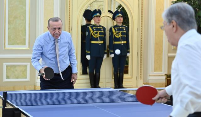 Cumhurbaşkanı Erdoğan, Tokayev ile masa tenisi oynadı Cumhurbaşkanı Erdoğan, Tokayev ile masa tenisi oynadı