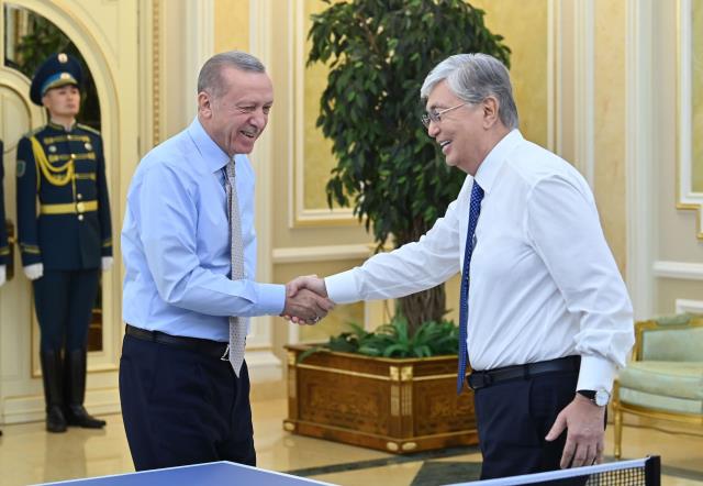 Cumhurbaşkanı Erdoğan, Tokayev ile masa tenisi oynadı Cumhurbaşkanı Erdoğan, Tokayev ile masa tenisi oynadı
