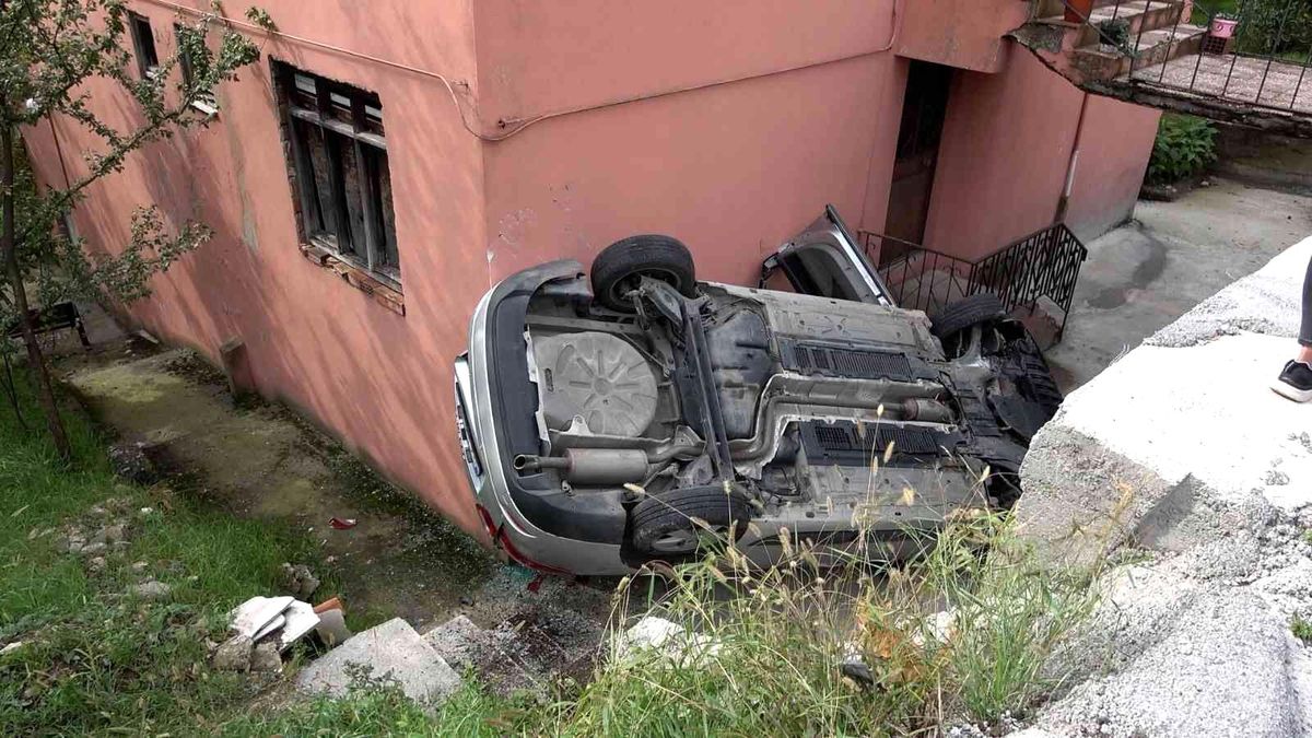 Direksiyon hakimiyetini kaybetti, evin bahçesine uçtu