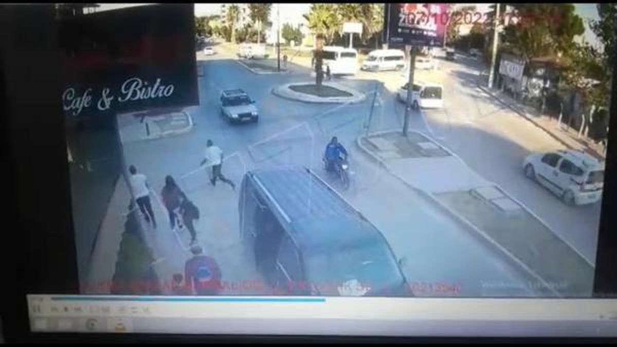 DOKTORA SOKAK ORTASINDAKİ SOPALI SALDIRI ANI KAMERADA