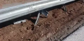 Dorsesinde pirinç taşıyan tır otoyolda devrildi