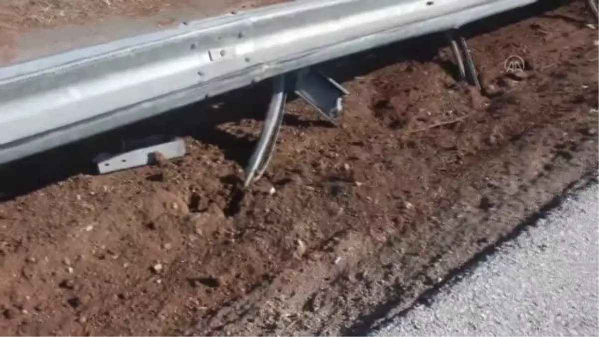 Dorsesinde pirinç taşıyan tır otoyolda devrildi