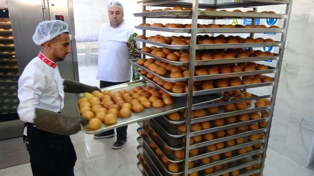 Fabrika gibi okul! Öğrenciler her gün 5 bin ekmek üretiyor