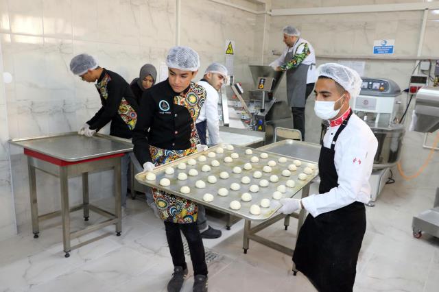 Fabrika gibi okul! Öğrenciler her gün 5 bin ekmek üretiyor